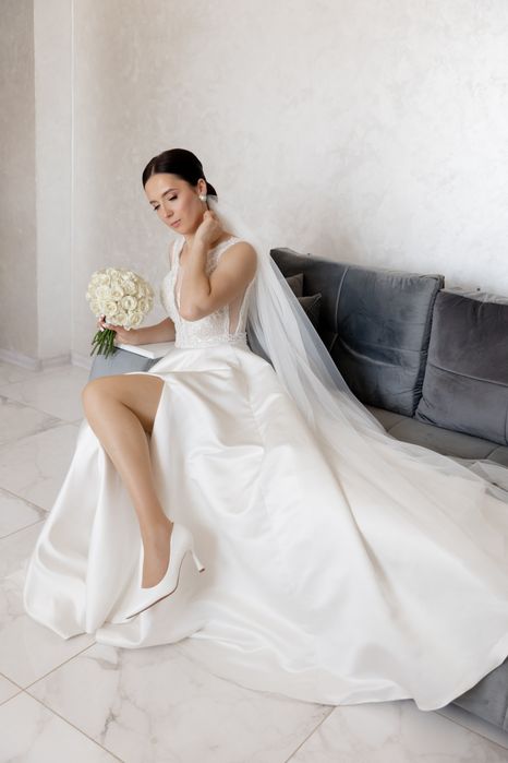 Прадаю весільну атласну сукню