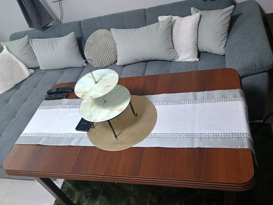 Brązowy stół rozkładany 70 x 120 cm przed rozłożeniem