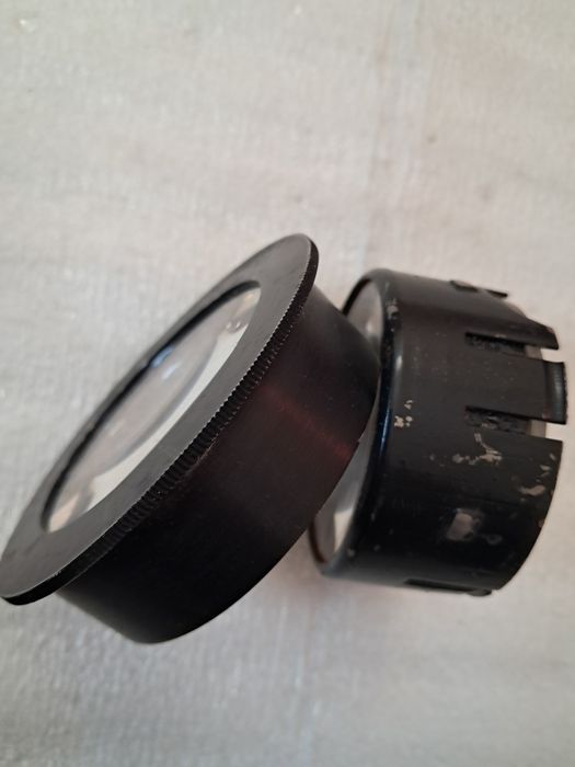 Лінзи, збільшувальні лупи.