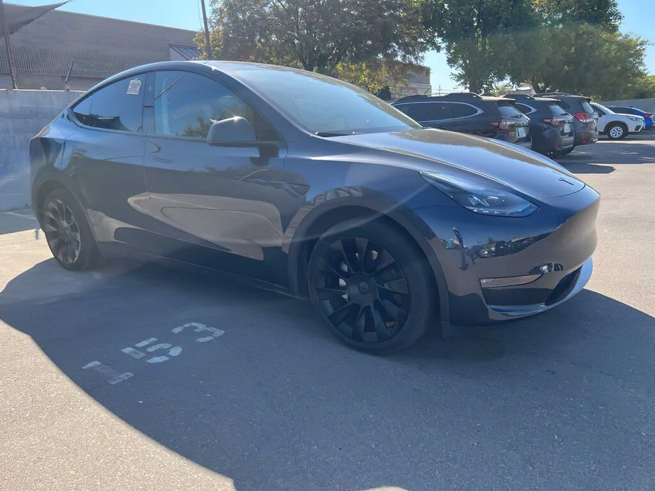 Tesla Model Y      2024