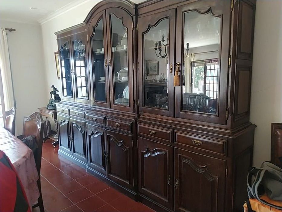 Cristaleira. Móvel para louça