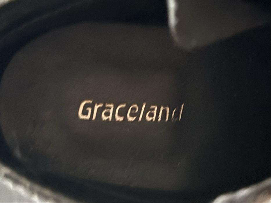 Buty na obcasie ze wzorem