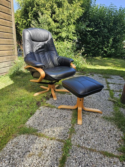 Шкіряне крісло з пуфом.