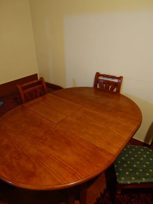 Mesa de Jantar Redonda em Madeira Maciça (Extensível)