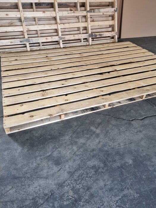 Duże palety 3x2 metra.