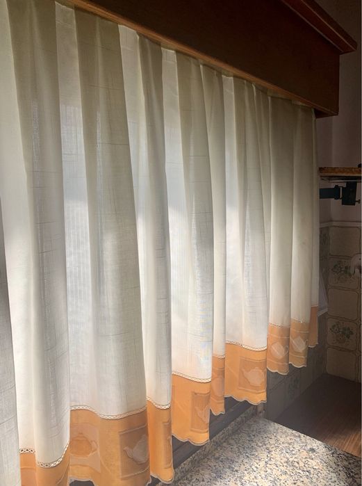 Cortinado com sanefa em cerejeira