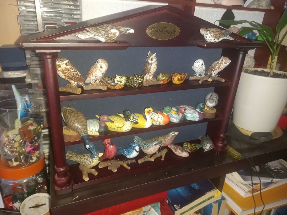 Estante com 27 miniaturas de aves