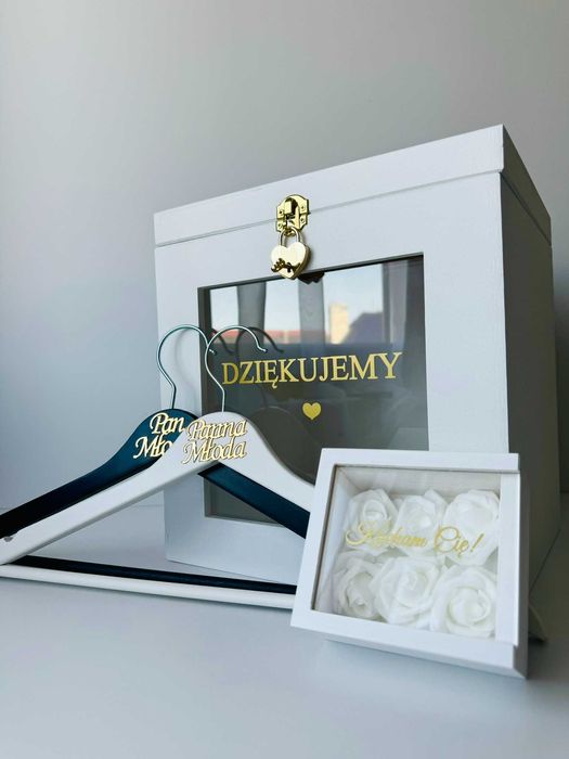 Duże białe pudełko na koperty zamykane obrączki wieszaki ślubne pleksi