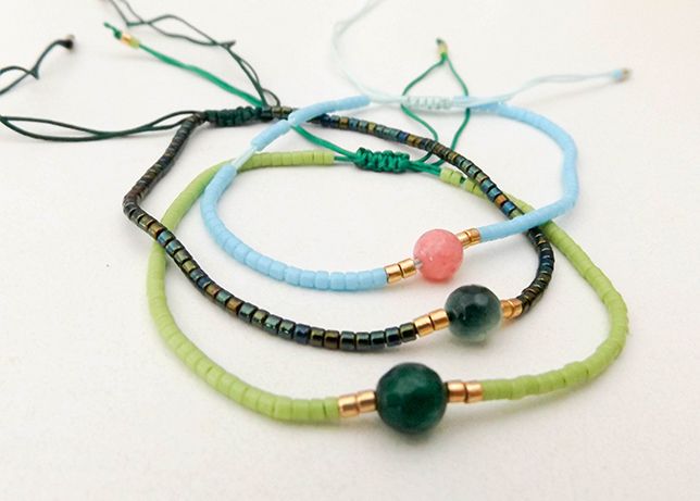 Pulseiras femininas de pulso delicadas e vistosas com look divinal