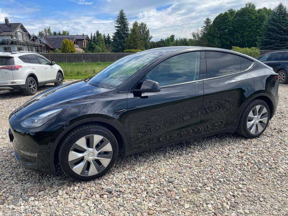 Tesla Model Y 2024
