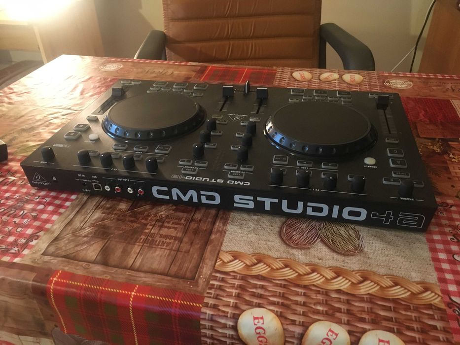Mesa de DJ Behringer CMD Studio 4