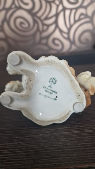 Karl Ens figurka z porcelany pies