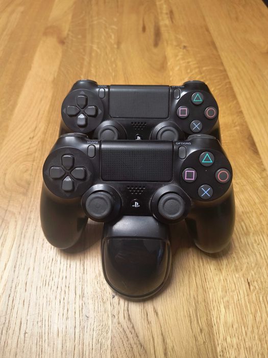 Playstation 4 + 2 pady +  6 gier