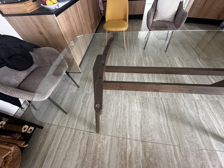 Mesa de vidro do gato preto