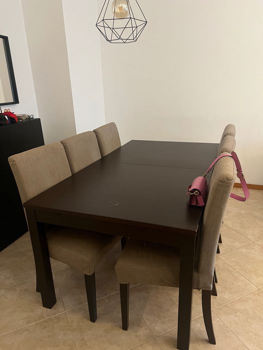 Mesa extensiva  c/ 6 cadeiras