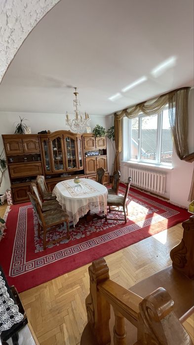 Продається будинок з басейном та сауною