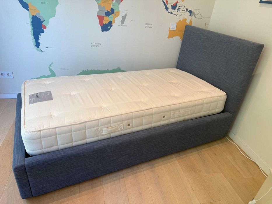 Cama individual tipo sommier em azul