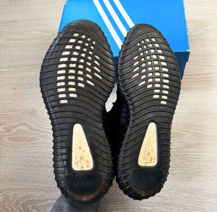 Кроссовки Adidas Yeezy Boost оригинал размер 43