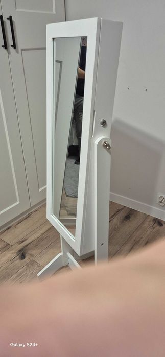 szafka na bibeloty dla dziewczynki