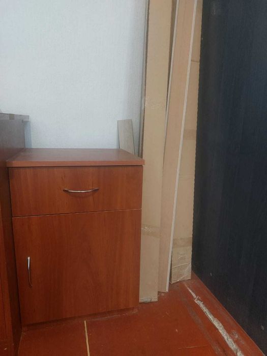 Продам  дерев'яну  тумбу