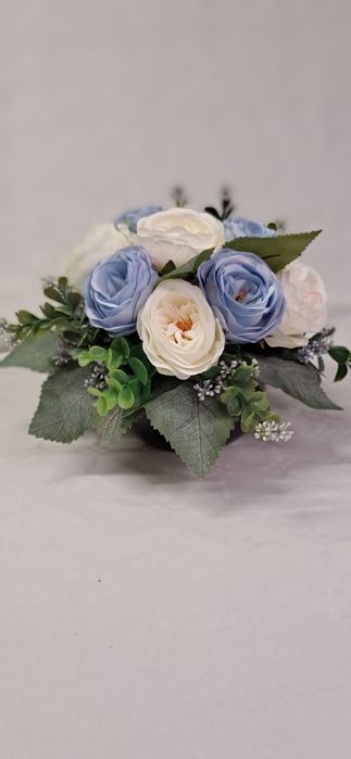 Kompozycja nagrobna. Błękitno-kremowa  w miseczce