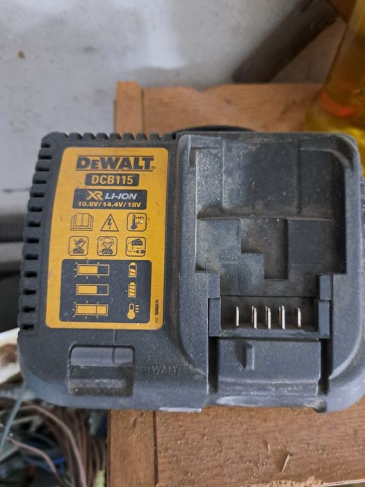 Wkrętarka dewalt z ladowarka stan bardzo dobry sprawne
