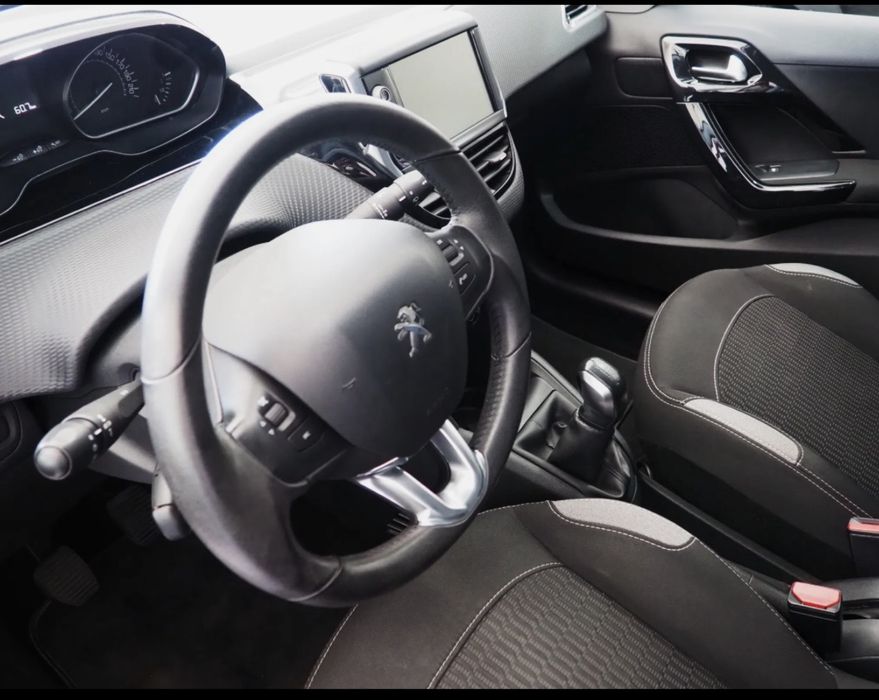 Peugeot 208 1.2 pure tech allure 2016 130mil km gasolina