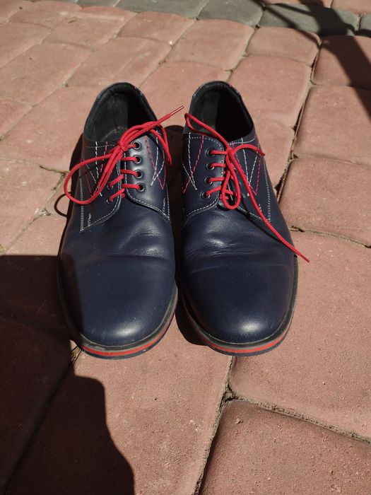 Męskie skórzane półbuty prawie nowe koloru granatowego polskiej produk