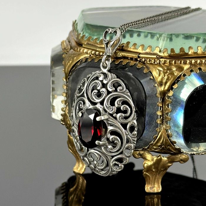 Srebro - Srebrna przywieszka neorenesansowa z Cyrkonią czerwoną