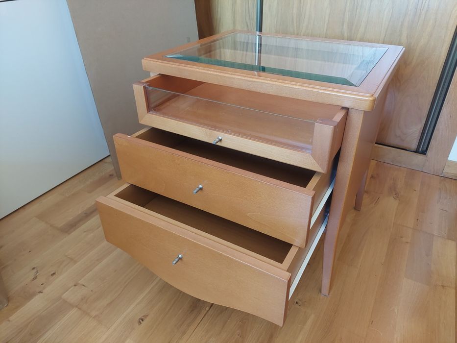 Cama de casal em madeira com colchão e 1 mesa de cabeceira