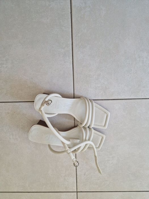 Vendo sandalias brancas
