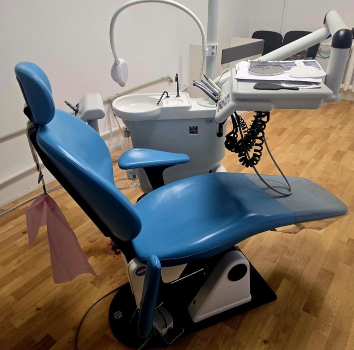 Стоматологічне крісло у відмінному стані.