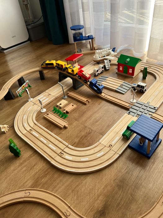 Duży zestaw drewnianych torów z lotniskiem