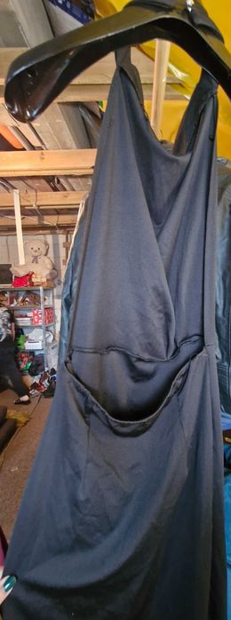 Sukienka czarna gole plecy