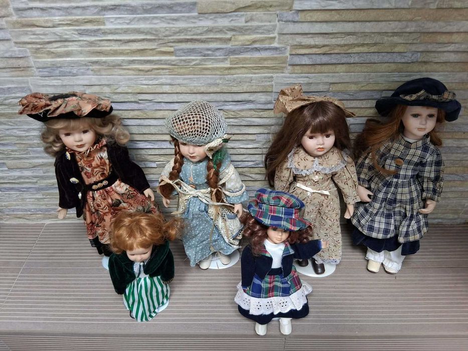 Vende-se Conjunto Seis Bonecas Porcelana