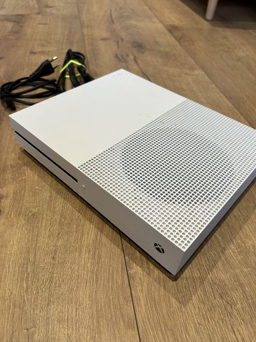 Zestaw Xbox One S  1TB + dwa pady + gry