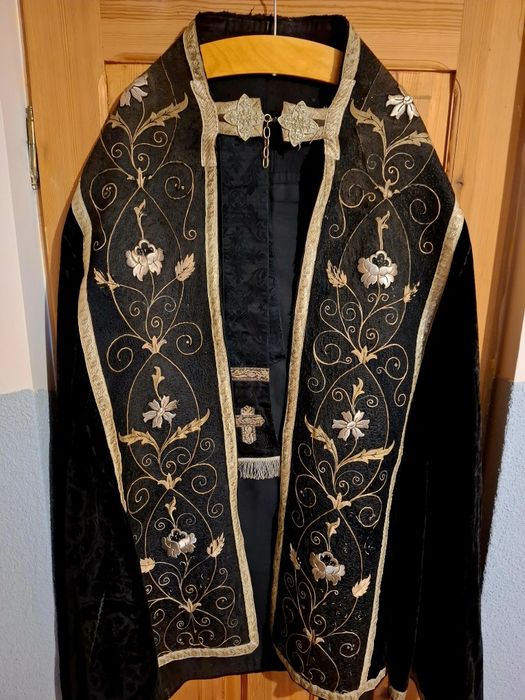Zabytkowa kapa liturgiczna ze stułą – bogata ornamentyka, unikat