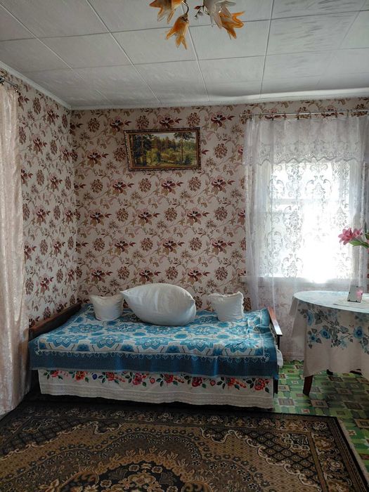 Будинок у центрі села.