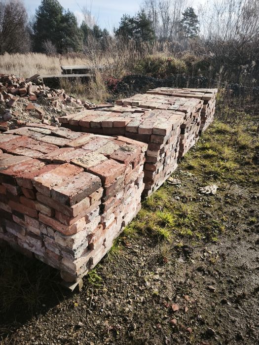Cegła z rozbiórki domu z 1938 roku.