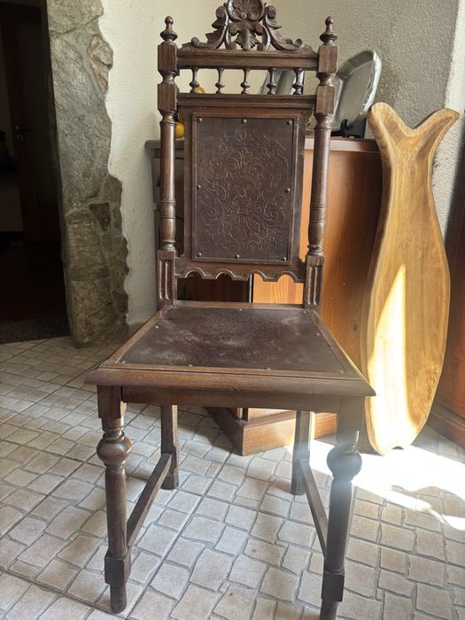 Cadeira de mandeira escura antiga