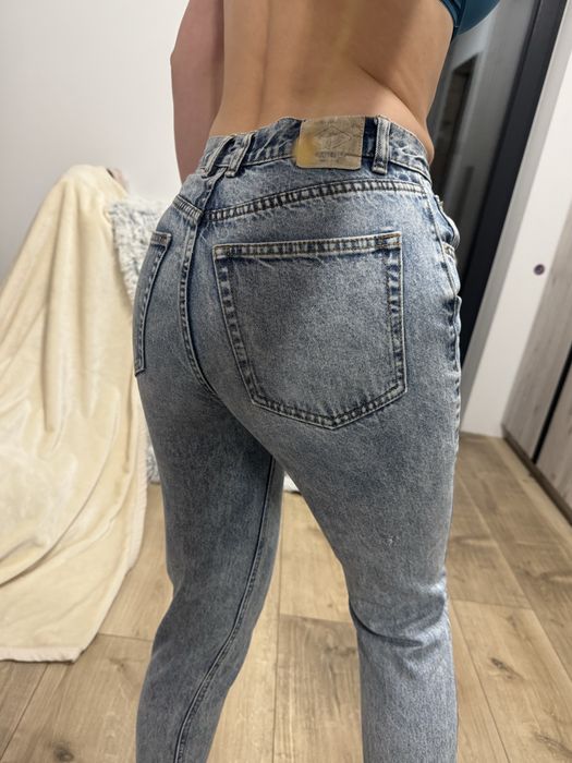 Soodnie jeansy mom slim fit Pull&Bear