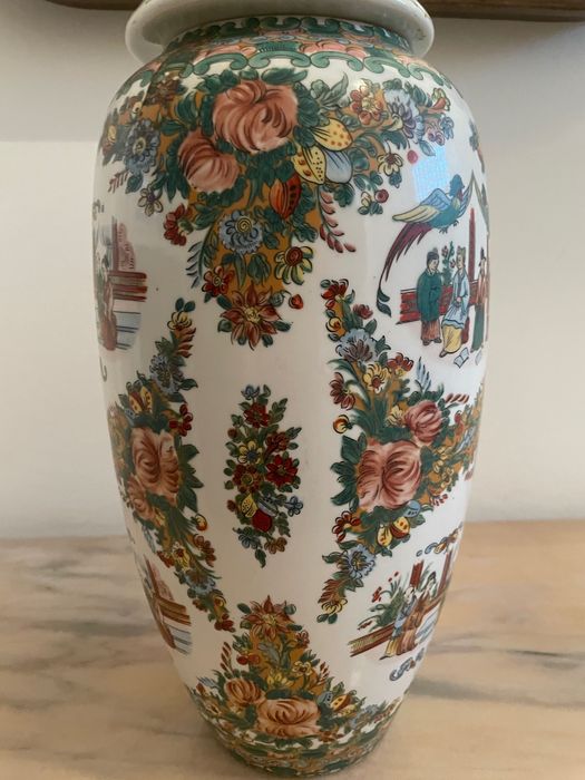 Pote Oriental com figuras