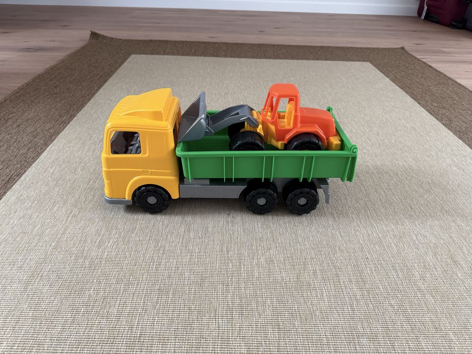 Conjunto de Brinquedos de Construção: Camião e Trator.