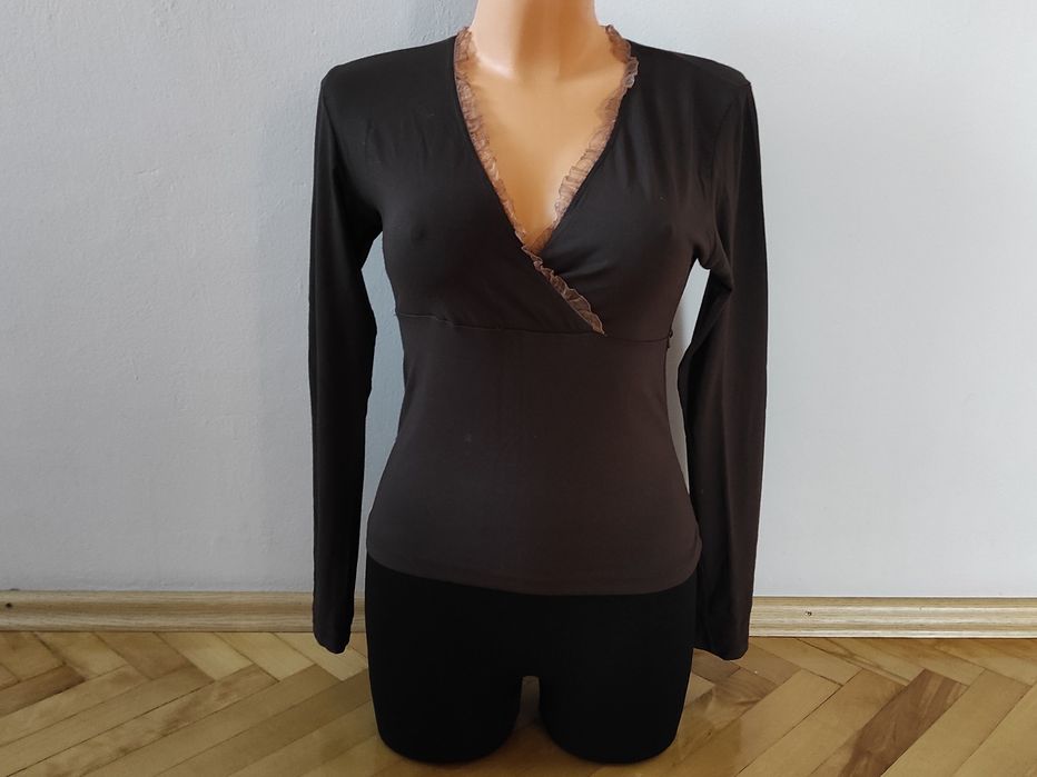 Brązowa bluzka z ozdobną tasiemką