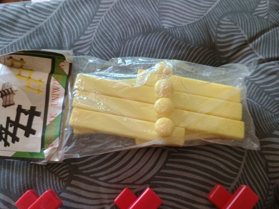 Nowe plastikowe wieszaki uniwersalne PRL-2 sztuki.