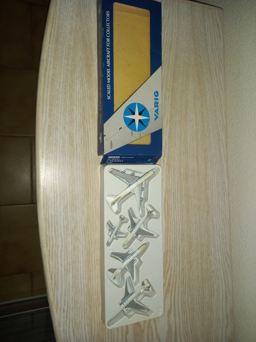 Caixa com 5 aviões miniatura,da Varig.