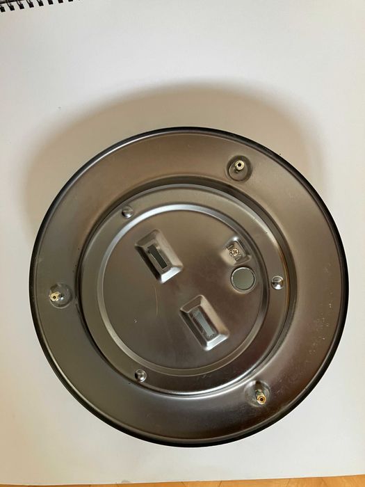 Plafon metalowy w kolorze złotym z matowym szkłem