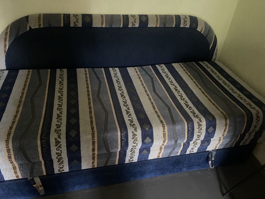 Диван продам. Цілий, без пошкоджень. Самовивіз.