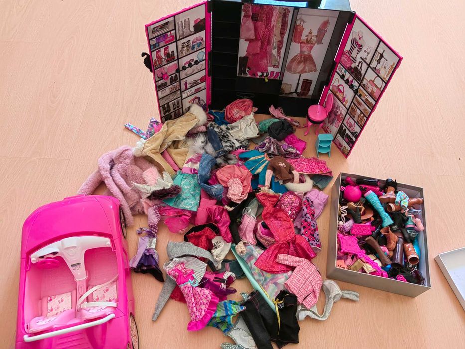 Lote Barbie roupas e acessórios