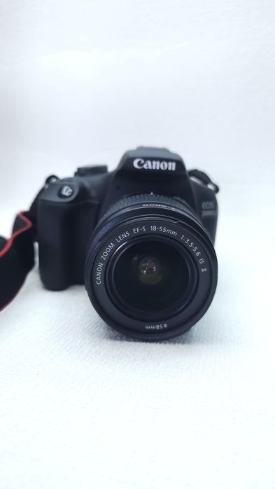 Canon EOS 2000D + Lente 18-55mm IS II Usada